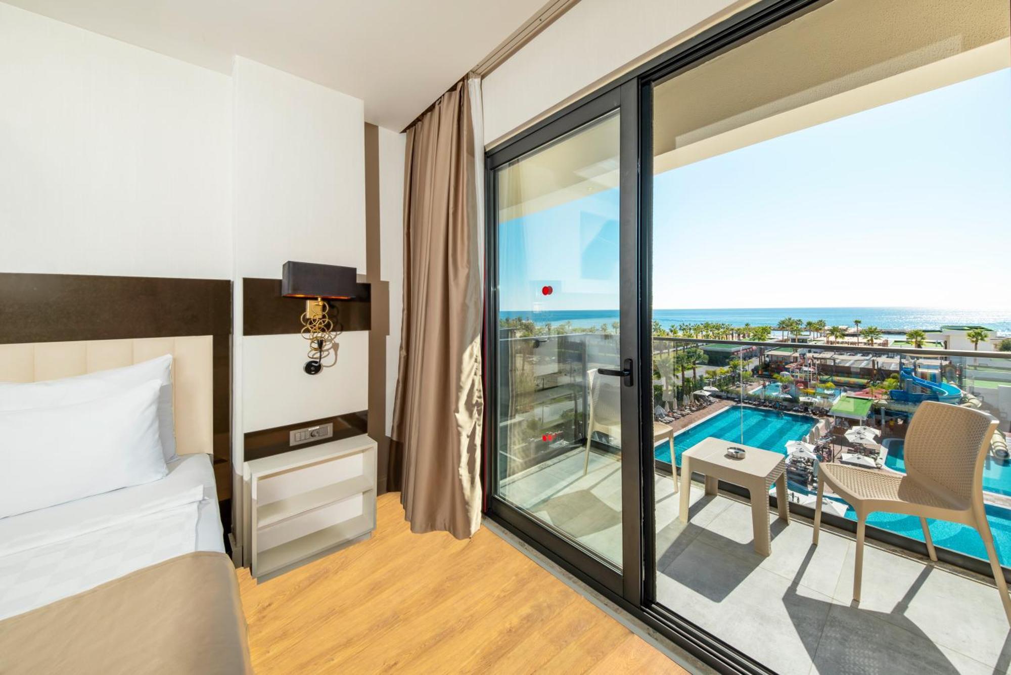 Deluxe tweepersoonskamer met balkon en uitzicht op zee